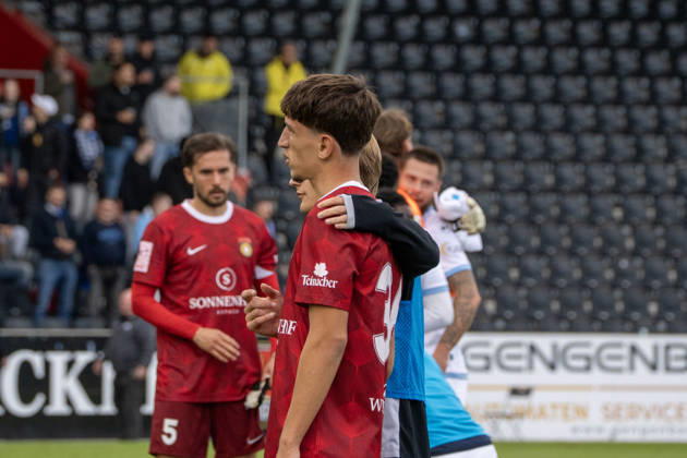 10.10.2026, xerix, Fussball 3.Liga, SG Sonnenhof Grossaspach - SV Waldhof Mannheim v.l. Spieler der SG Spnnenhof Großaspach nach dem Spiel Aspach