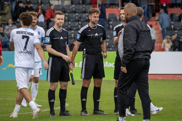 10.10.2026, xerix, Fussball 3.Liga, SG Sonnenhof Grossaspach - SV Waldhof Mannheim v.l. Das Schiedsrichterteam um Maximilian Lotz Aspach