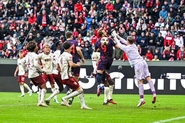 10.10.2026, GER, Fußball, Herren, 1. Bundesliga, 5. Spieltag, FC Augsburg vs FC Bayern München Faustabwehr von Finn Dahmen (FC Augsburg, 1) gegen Harry Kane (Bayern Muenchen, 9) Augsburg WWK-Arena Bayern Deutschland Copyright: xNordphotox xHafnerx