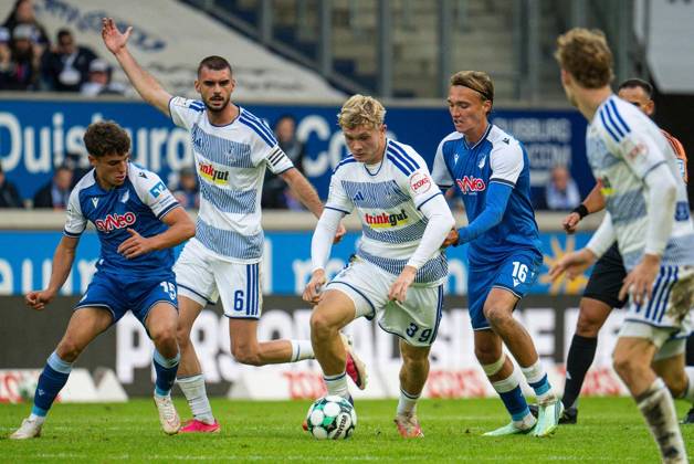 3.Liga MSV Duisburg - TSG Hoffenheim II ** NUR FÜR REDAKTIONELLE ZWECKE ** EDITORIAL USE ONLY **<p>Fußball 3.Liga MSV Duisburg - TSG Hoffenheim II am 10.10.26 in der Schauinsland-Reisen Arena in Duisburg Peter Remmert ( Duisburg ) Duisburg Copyright: JakobxKlos