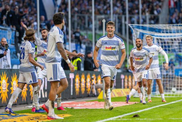 3.Liga MSV Duisburg - TSG Hoffenheim II ** NUR FÜR REDAKTIONELLE ZWECKE ** EDITORIAL USE ONLY **<p>Fußball 3.Liga MSV Duisburg - TSG Hoffenheim II am 10.10.26 in der Schauinsland-Reisen Arena in Duisburg Torjubel zum 2:2 durch Peter Remmert ( Duisburg ) Duisburg Copyright: JakobxKlos