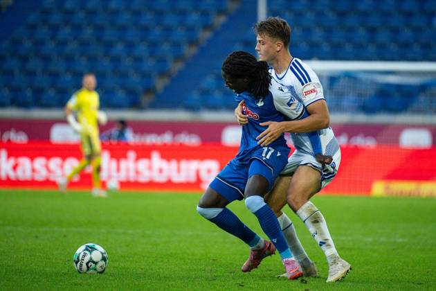 3.Liga MSV Duisburg - TSG Hoffenheim II ** NUR FÜR REDAKTIONELLE ZWECKE ** EDITORIAL USE ONLY **<p>Fußball 3.Liga MSV Duisburg - TSG Hoffenheim II am 10.10.26 in der Schauinsland-Reisen Arena in Duisburg Blessing Makanda( Hoffenheim 2),links - Ben Schlicke ( Duisburg ), rechts Duisburg Copyright: JakobxKlos