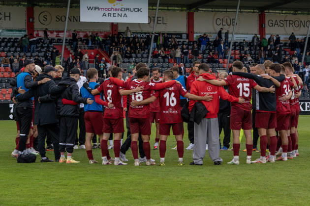 10.10.2026, xerix, Fussball 3.Liga, SG Sonnenhof Grossaspach - SV Waldhof Mannheim v.l. Der Kader der SG Sonennhof Großaspach Aspach
