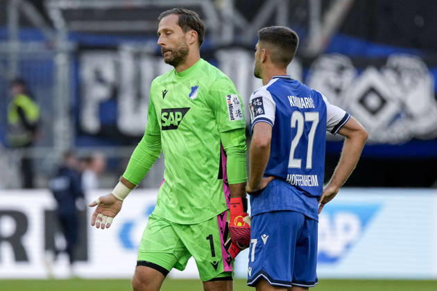 v.li.: Oliver Baumann (Torwart, Hoffenheim, 1, Kapitän), Andrej Kramaric (Hoffenheim, 27), Spieler der TSG 1899 Hoffenheim, enttäuscht über die Niederlage, Enttäuschung nach dem Schlusspfiff, Highlight, Verlierer, verloren, Frustration, disappointed, pessimistisch, 10.10.2026, Sinsheim (Deutschland), Fussball, Bundesliga, TSG 1899 Hoffenheim - Hamburger SV, DFB DFL REGULATIONS PROHIBIT ANY USE OF PHOTOGRAPHS AS IMAGE SEQUENCES AND OR QUASI-VIDEO.