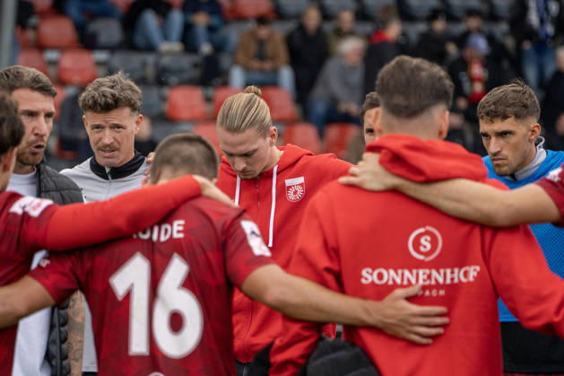 10.10.2026, xerix, Fussball 3.Liga, SG Sonnenhof Grossaspach - SV Waldhof Mannheim v.l. Marlon Faß im Teamkreis Aspach
