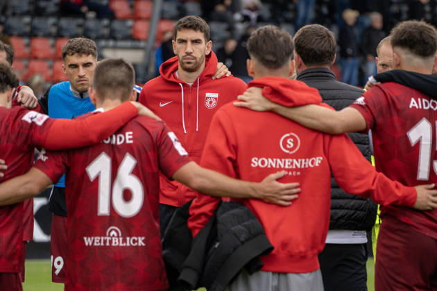 10.10.2026, xerix, Fussball 3.Liga, SG Sonnenhof Grossaspach - SV Waldhof Mannheim v.l. Teamkreis der SG Sonnenhof Großaspach Aspach