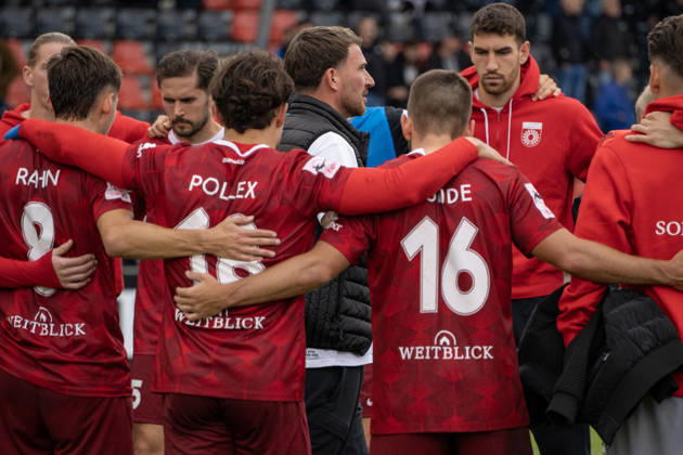 10.10.2026, xerix, Fussball 3.Liga, SG Sonnenhof Grossaspach - SV Waldhof Mannheim v.l. Pascal Reinhardt (Trainer SG Sonnenhof Großaspach) mit seiner ansprache nach dem Spiel Aspach