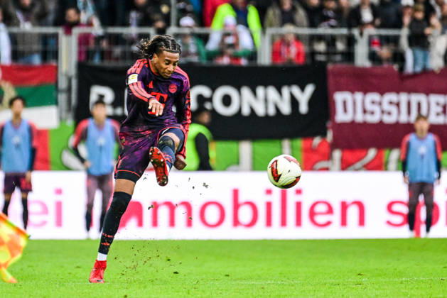 10.10.2026, GER, Fußball, Herren, 1. Bundesliga, 5. Spieltag, FC Augsburg vs FC Bayern München Michael Olise (Bayern Muenchen, 17) Augsburg WWK-Arena Bayern Deutschland Copyright: xNordphotox xHafnerx