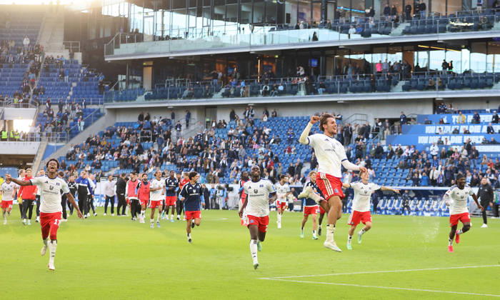 10.10.2026, xtvx, Fussball 1.Bundesliga, TSG 1899 Hoffenheim - Hamburger SV v.l. Mannschaft Hamburger SV nach dem Spiel, after the match bedankt sich bei den Fans, applauds the fans (DFL DFB REGULATIONS PROHIBIT ANY USE OF PHOTOGRAPHS as IMAGE SEQUENCES and or QUASI-VIDEO) Sinsheim