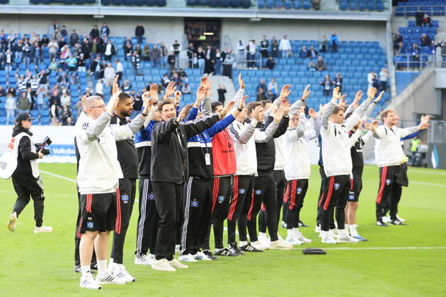 10.10.2026, xtvx, Fussball 1.Bundesliga, TSG 1899 Hoffenheim - Hamburger SV v.l. Trainer Merlin Polzin (Hamburger SV) bedankt sich bei den Fans, applauds the fans nach dem Spiel, after the match (DFL DFB REGULATIONS PROHIBIT ANY USE OF PHOTOGRAPHS as IMAGE SEQUENCES and or QUASI-VIDEO) Sinsheim