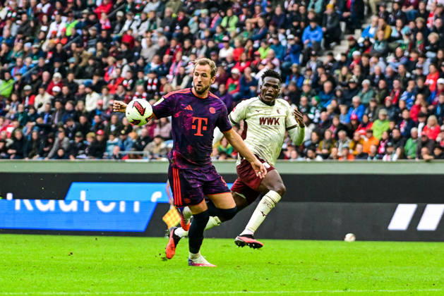 10.10.2026, GER, Fußball, Herren, 1. Bundesliga, 5. Spieltag, FC Augsburg vs FC Bayern München Harry Kane (Bayern Muenchen, 9), Juma Bah (FC Augsburg, 35) Augsburg WWK-Arena Bayern Deutschland Copyright: xNordphotox xHafnerx
