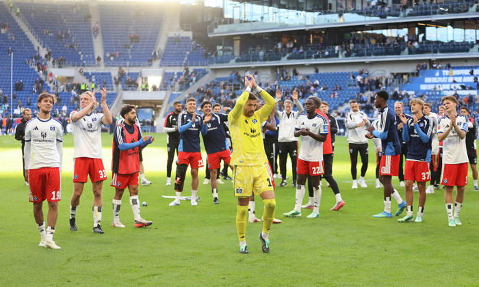 10.10.2026, xtvx, Fussball 1.Bundesliga, TSG 1899 Hoffenheim - Hamburger SV v.l. Mannschaft Hamburger SV nach dem Spiel, after the match bedankt sich bei den Fans, applauds the fans (DFL DFB REGULATIONS PROHIBIT ANY USE OF PHOTOGRAPHS as IMAGE SEQUENCES and or QUASI-VIDEO) Sinsheim