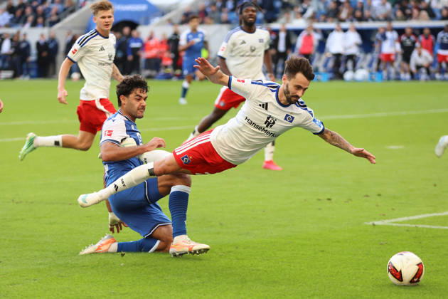 10.10.2026, xtvx, Fussball 1.Bundesliga, TSG 1899 Hoffenheim - Hamburger SV v.l. Zweikampf, Duell, duel, tackle, compete Kofi Amoako (Hamburger SV) Ozan Kabak (TSG 1899 Hoffenheim) (DFL DFB REGULATIONS PROHIBIT ANY USE OF PHOTOGRAPHS as IMAGE SEQUENCES and or QUASI-VIDEO) Sinsheim