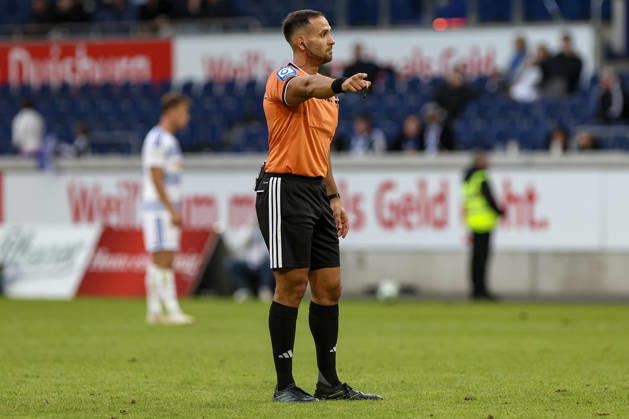 10.10.2026, GER, Fussball, Herren, 3. Liga, Saison 2026 2027, MSV Duisburg - TSG Hoffenheim II Schiedsrichter Leonidas Exuzidis gestikuliert, Gestik Duisburg schauinsland-reisen-Arena Nordrhein-Westfalen Deutschland Copyright: xAdrianxSchlüterx