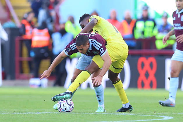 Aston Villa v Brentford, Premier League Emiliano Buendia of Aston Villa and Mamadou Sangarà of Brentford FC battle for possession during the Aston Villa v Brentford Premier League match at Villa Park, Birmingham, England on 10 October 2026 Credit: Ryan Crockett Every Second Media Editorial use only. All images are copyright Every Second Media Limited. No images may be reproduced without prior permission. All rights reserved. Premier League and Football League images are subject to licensing agreements with Football DataCo Limited. see https: www.football-dataco.com Copyright: xIMAGO EveryxSecondxMediax ESM-2212-0127 RyanxCrockettx xEveryxSecondxMediax