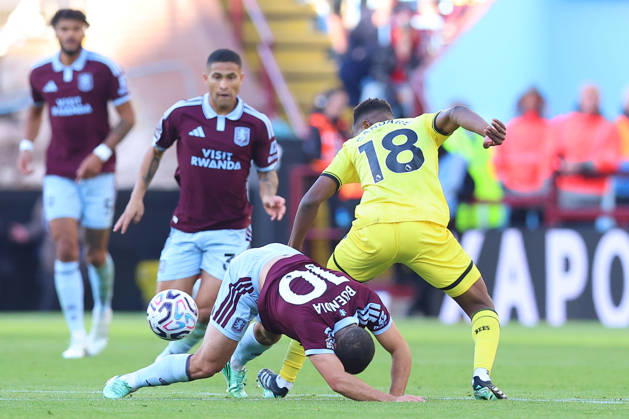 Aston Villa v Brentford, Premier League Emiliano Buendia of Aston Villa and Mamadou Sangarà of Brentford FC battle for possession during the Aston Villa v Brentford Premier League match at Villa Park, Birmingham, England on 10 October 2026 Credit: Ryan Crockett Every Second Media Editorial use only. All images are copyright Every Second Media Limited. No images may be reproduced without prior permission. All rights reserved. Premier League and Football League images are subject to licensing agreements with Football DataCo Limited. see https: www.football-dataco.com Copyright: xIMAGO EveryxSecondxMediax ESM-2212-0128 RyanxCrockettx xEveryxSecondxMediax