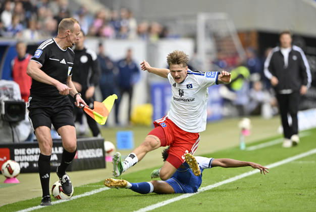 Zweikampf, Aktion Bernardo TSG 1899 Hoffenheim (13) gegen David Moeller Wolfe Hamburger SV HSV (03) Schiedsrichterassistent Linienrichter TSG 1899 Hoffenheim vs Hamburger SV HSV 10.10.2026 DFL REGULATIONS PROHIBIT ANY USE OF PHOTOGRAPHS AS IMAGE SEQUENCES AND OR QUASI-VIDEO TSG 1899 Hoffenheim vs Hamburger SV HSV