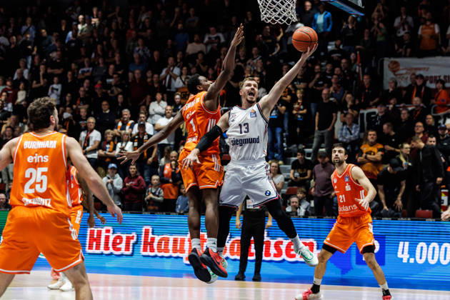10.10.2026, GER, BBL, easyCredit Basketball Bundesliga, Chemnitz, Niners Chemnitz - FC Bayern München Basketball Andreas Obst (FC Bayern München Basketball, 13), Phlandrous Fleming Jr. (Niners Chemnitz, 1) Chemnitz Messe Chemnitz Sachsen Deutschland