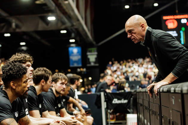 10.10.2026, GER, BBL, easyCredit Basketball Bundesliga, Chemnitz, Niners Chemnitz - FC Bayern München Basketball Rodrigo Pastore (Head Coach), Niners Chemnitz spricht mit seinen Spielerinnen Chemnitz Messe Chemnitz Sachsen Deutschland
