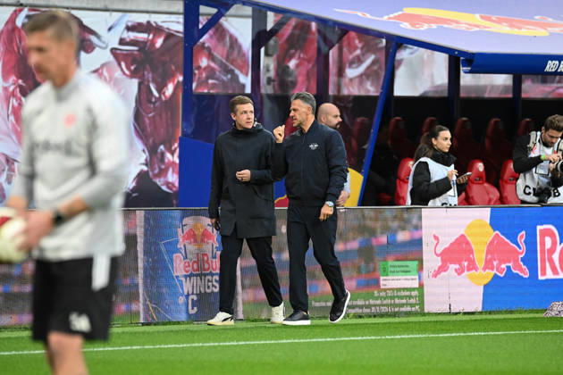 Fußball I Herren I Saison 2026-2027 I Bundesliga I 5. Spieltag I RB Leipzig - Eintracht Frankfurt I 10.10.2026 Martin Demichelis (Trainer, RB Leipzig) (r.) auf dem Weg zum TV Sender Sky Leipzig Red Bull Arena Sachsen Deutschland Copyright: xLobeca InesxHähnelx