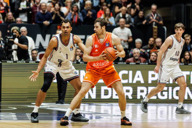 10.10.2026, GER, BBL, easyCredit Basketball Bundesliga, Chemnitz, Niners Chemnitz - FC Bayern München Basketball Jannis von Seckendorff (Niners Chemnitz, 90), Oscar da Silva (FC Bayern München Basketball, 1) Chemnitz Messe Chemnitz Sachsen Deutschland