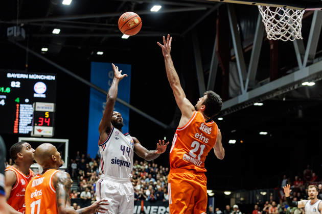 10.10.2026, GER, BBL, easyCredit Basketball Bundesliga, Chemnitz, Niners Chemnitz - FC Bayern München Basketball Kamar Baldwin (FC Bayern München Basketball, 44), Mateo Å eriÄ‡ (Niners Chemnitz, 21) Chemnitz Messe Chemnitz Sachsen Deutschland