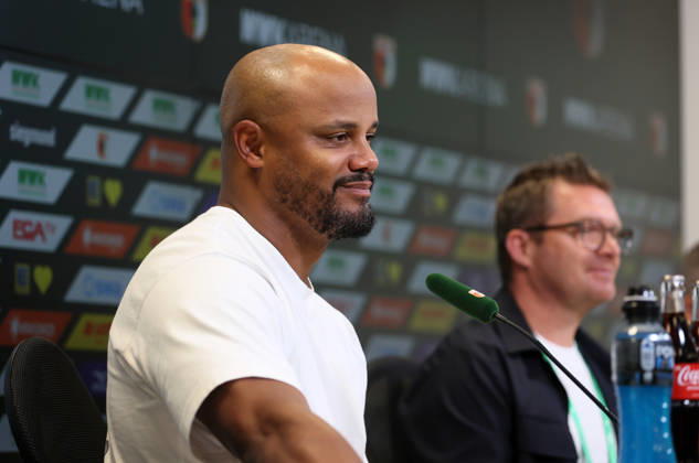 Fussball, Herren, Saison 2026 2027, FC Augsburg - FC Bayern München, Bundesliga, WWK Arena Vincent Kompany, Trainer (FC Bayern München) auf der Pressekonferenz nach dem Spiel, Kopf, Portrait DFL DFB regulations prohibit any use of photographs as image sequences and or quasi-video