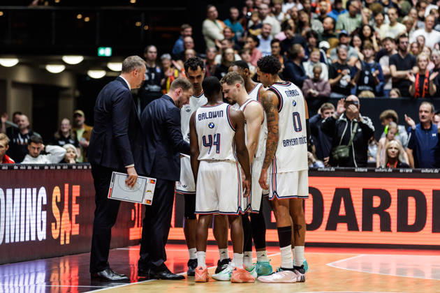 10.10.2026, GER, BBL, easyCredit Basketball Bundesliga, Chemnitz, Niners Chemnitz - FC Bayern München Basketball Anton Gavel (Coach FC Bayern München Basketball) spricht mit seinen Spielerinnen Chemnitz Messe Chemnitz Sachsen Deutschland