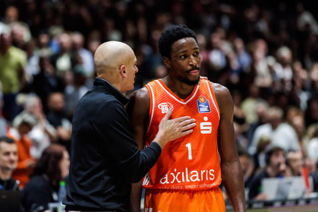 10.10.2026, GER, BBL, easyCredit Basketball Bundesliga, Chemnitz, Niners Chemnitz - FC Bayern München Basketball Rodrigo Pastore (Head Coach), Niners Chemnitz spricht nit Phlandrous Fleming Jr. (Niners Chemnitz, 1) Chemnitz Messe Chemnitz Sachsen Deutschland