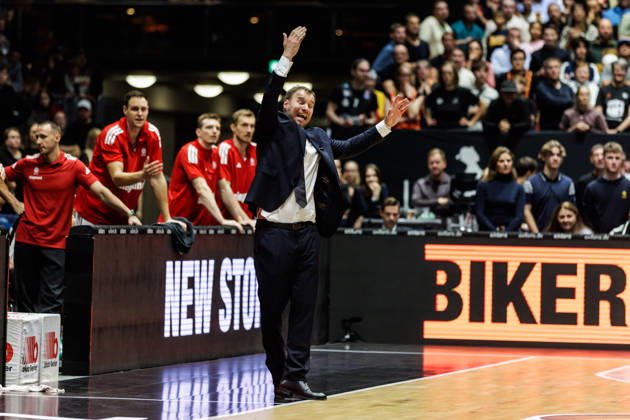 10.10.2026, GER, BBL, easyCredit Basketball Bundesliga, Chemnitz, Niners Chemnitz - FC Bayern München Basketball Anton Gavel (Coach FC Bayern München Basketball) gibt Handzeichen Chemnitz Messe Chemnitz Sachsen Deutschland