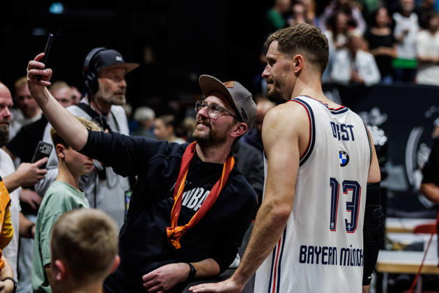 10.10.2026, GER, BBL, easyCredit Basketball Bundesliga, Chemnitz, Niners Chemnitz - FC Bayern München Basketball Andreas Obst (FC Bayern München Basketball, 13) mit Fans Chemnitz Messe Chemnitz Sachsen Deutschland