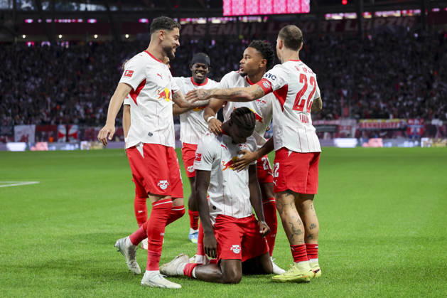 Ezechiel Banzuzi (RB Leipzig) bejubelt seinen Treffer mit den Teamkollegen waehrend des spiels der 1. Bundesliga zwischen RB Leipzig und Eintracht Frankfurt, Red Bull Arena am 10. October 2026 in Leipzig, Deutschland. (Foto von Marco Steinbrenner DeFodi Images) +++ Ezechiel Banzuzi (RB Leipzig) celebrates his goal with teammates during the Bundesliga match between RB Leipzig and Eintracht Frankfurt at Red Bull Arena on October 10, 2026 in Leipzig, Germany. (Photo by Marco Steinbrenner DeFodi Images) DFB DFL REGULATIONS PROHIBIT ANY USE OF PHOTOGRAPHS AS IMAGE SEQUENCES AND OR QUASI-VIDEO. (Photo by Marco Steinbrenner DeFodi Images) -