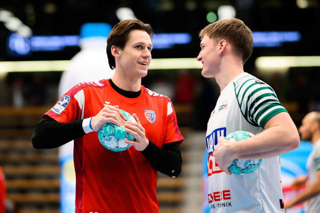 Goeppingen: HBL - 26 27 - Frisch Auf Goeppingen - SG BBM Bietigheim v.li. Maxim Orlov (Bietigheim), Oskar Neudeck (Goeppingen) Goeppingen EWS Arena Baden-Württemberg Deutschland