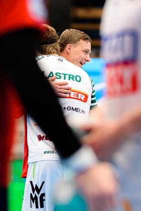 Goeppingen: HBL - 26 27 - Frisch Auf Goeppingen - SG BBM Bietigheim Till Hermann (Bietighiem), Franko Lastro (Goeppingen) Goeppingen EWS Arena Baden-Württemberg Deutschland