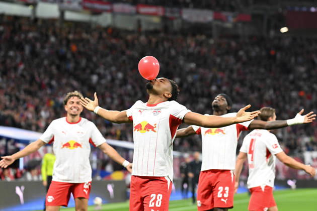 Fußball I Herren I Saison 2026-2027 I Bundesliga I 5. Spieltag I RB Leipzig - Eintracht Frankfurt I 10.10.2026 Torjubel Christopher Nkunku (28, RB Leipzig) mit rotem Ballon Freisteller, Nahaufnahme, Porträt, Portrait, Einzelfoto, Einzelbild, Körper Leipzig Red Bull Arena Sachsen Deutschland Copyright: xLobeca InesxHähnelx