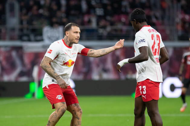 1. Fußball Bundesliga: RB Leipzig - Eintracht Frankfurt; 10.10.2026 Kapitän David Raum (22, RB Leipzig) mit Tipps für Castello Lukeba (23, RB Leipzig). LEIPZIG, DEUTSCHLAND - OCTOBER 10: Bundesliga-Spiel RB Leipzig - Eintracht Frankfurt in der Red Bull Arena am 5. Spieltag der 1. Bundesliga am October 10, 2026 in Leipzig, Deutschland. DFL REGULATIONS PROHIBIT ANY USE OF PHOTOGRAPHS AS IMAGE SEQUENCES AND OR QUASI-VIDEO. Copyright: xBEAUTIFULxSPORTS JanxKaeferx