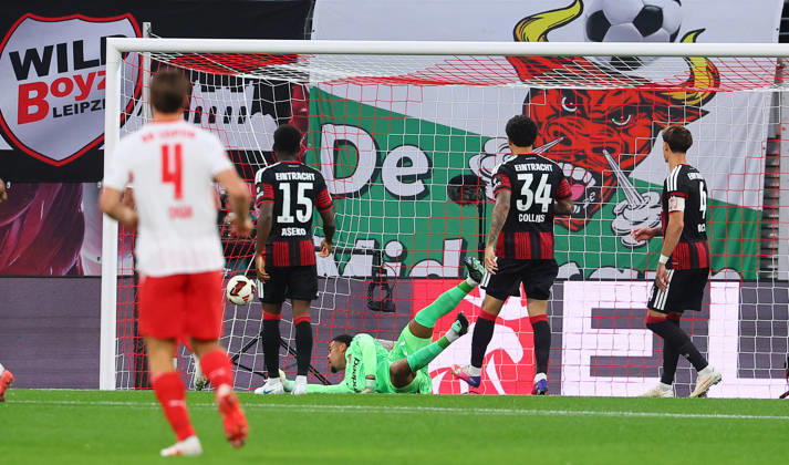 RB Leipzig - Frankfurt Bundesliga Leipzig, 10.10.2026, Red Bull Arena, Fussball, Bundesliga, Spieltag 5 , RB Leipzig vs. SG Eintracht Frankfurt , Tor für Leipzig. Im Bild: Torwart Noah Atubolu ( 1, Frankfurt) kassiert das 1:0 durch Torschütze Ezechiel Banzuzi (6, RB Leipzig,nicht im Bild) ,