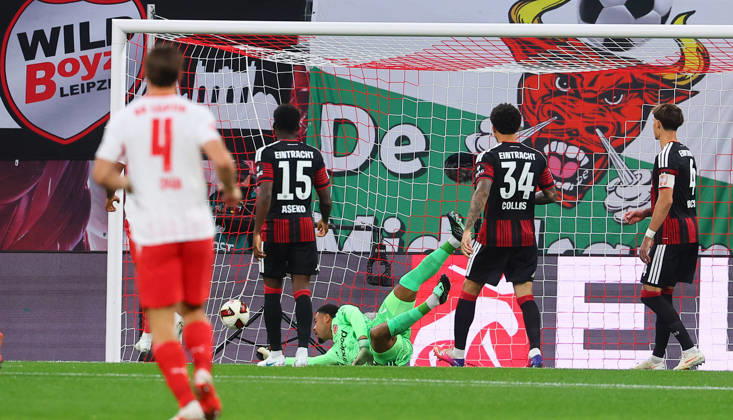 RB Leipzig - Frankfurt Bundesliga Leipzig, 10.10.2026, Red Bull Arena, Fussball, Bundesliga, Spieltag 5 , RB Leipzig vs. SG Eintracht Frankfurt , Tor für Leipzig. Im Bild: Torwart Noah Atubolu ( 1, Frankfurt) kassiert das 1:0 durch Torschütze Ezechiel Banzuzi (6, RB Leipzig,nicht im Bild) ,
