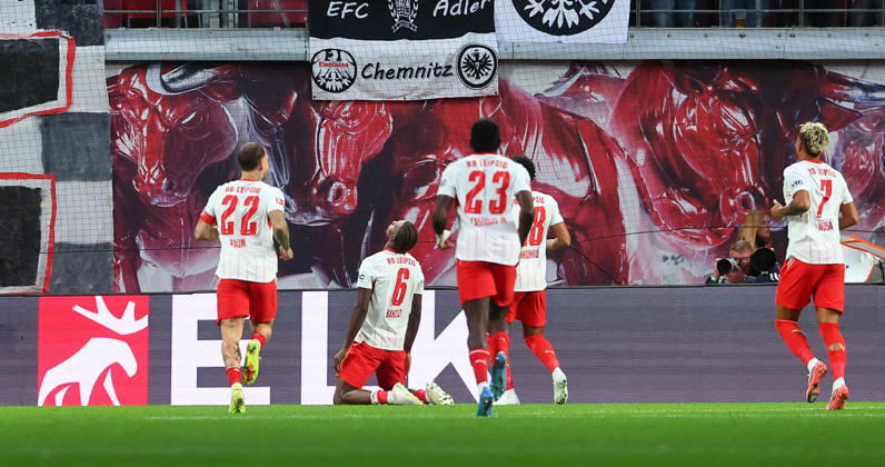 RB Leipzig - Frankfurt Bundesliga Leipzig, 10.10.2026, Red Bull Arena, Fussball, Bundesliga, Spieltag 5 , RB Leipzig vs. SG Eintracht Frankfurt , Tor für Leipzig zum 1:0. Im Bild: Torjubel um Torschütze Ezechiel Banzuzi (6, RB Leipzig) ,