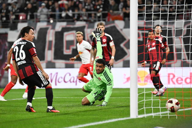 Fußball I Herren I Saison 2026-2027 I Bundesliga I 5. Spieltag I RB Leipzig - Eintracht Frankfurt I 10.10.2026 2. Tor für RB Leipzig, Keita Kosugi (26, Eintracht Frankfurt) und Noah Atubolu (1, Eintracht Frankfurt) schauen dem Ball hinterher, wie er im Tor einschlägt Leipzig Red Bull Arena Sachsen Deutschland Copyright: xLobeca InesxHähnelx