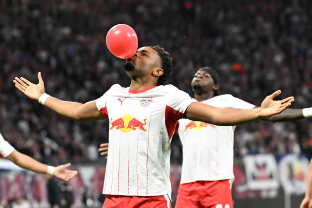 Fußball I Herren I Saison 2026-2027 I Bundesliga I 5. Spieltag I RB Leipzig - Eintracht Frankfurt I 10.10.2026 Torjubel Christopher Nkunku (28, RB Leipzig) mit rotem Ballon Freisteller, Nahaufnahme, Porträt, Portrait, Einzelfoto, Einzelbild, Körper Leipzig Red Bull Arena Sachsen Deutschland Copyright: xLobeca InesxHähnelx