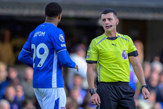 IPSWICH, ENGLAND OCTOBER 10 - Referee Lewis Smith talking with Chuba Akpom of Ipswich Town during the Premier League game between Ipswich Town and Fulham at Portman Road on October 10, 2026 in Ipswich, England. (Photo by Keeran Marquis Sports Press Photo) Copyright: xKeeranxMarquis SPPx Sportspressphoto_SPR251180