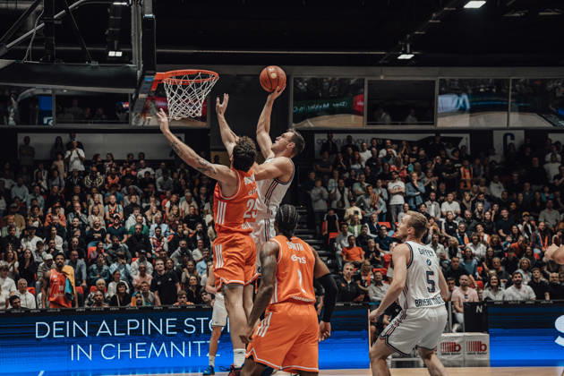 easyCredit Basketball Bundesliga, 5. Spieltag, Niners Chemnitz -Bayern München 10.10.2026 ab 16:00 Uhr Chemnitz, Chemnitz Arena Im Foto: 25 Ben Burnham, 02 Stefan Smith, 05 Niels Giffey easyCredit Basketball Bundesliga, 5. Spieltag, Niners Chemnitz - Bayern München Chemnitz Sachsen Deutschland Copyright: xEHLxMedia MichelxKöhlerx 20261010-Niners-Chemnitz-Bayern-M__nchen-077