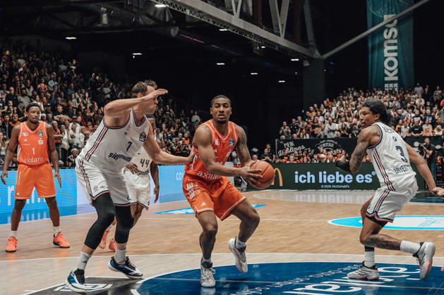 easyCredit Basketball Bundesliga, 5. Spieltag, Niners Chemnitz -Bayern München 10.10.2026 ab 16:00 Uhr Chemnitz, Chemnitz Arena Im Foto: 07 Johannes Voigtmann, 22 Nighaeal Ceaser easyCredit Basketball Bundesliga, 5. Spieltag, Niners Chemnitz - Bayern München Chemnitz Sachsen Deutschland Copyright: xEHLxMedia MichelxKöhlerx 20261010-Niners-Chemnitz-Bayern-M__nchen-082