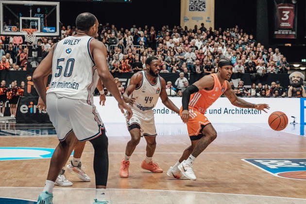 easyCredit Basketball Bundesliga, 5. Spieltag, Niners Chemnitz -Bayern München 10.10.2026 ab 16:00 Uhr Chemnitz, Chemnitz Arena Im Foto: 02 Stefan Smith, 50 Austin Wiley, 44 Kamar Baldwin easyCredit Basketball Bundesliga, 5. Spieltag, Niners Chemnitz - Bayern München Chemnitz Sachsen Deutschland Copyright: xEHLxMedia MichelxKöhlerx 20261010-Niners-Chemnitz-Bayern-M__nchen-086