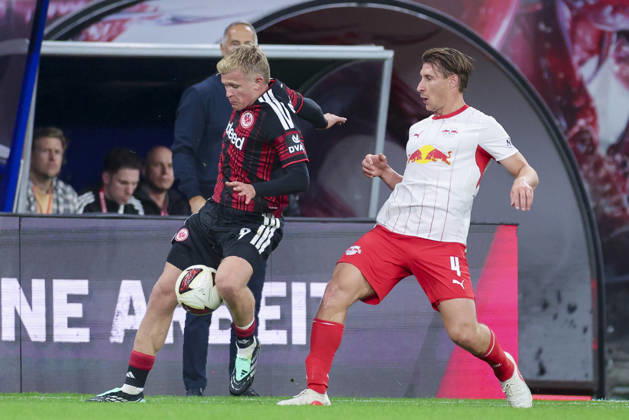 Jonathan Burkardt (Eintracht Frankfurt) und Willi Orban (RB Leipzig) kaempfen um den Ball waehrend des spiels der 1. Bundesliga zwischen RB Leipzig und Eintracht Frankfurt, Red Bull Arena am 10. October 2026 in Leipzig, Deutschland. (Foto von Marco Steinbrenner DeFodi Images) +++ Jonathan Burkardt (Eintracht Frankfurt) und Willi Orban (RB Leipzig) battle for the ball during the Bundesliga match between RB Leipzig and Eintracht Frankfurt at Red Bull Arena on October 10, 2026 in Leipzig, Germany. (Photo by Marco Steinbrenner DeFodi Images) DFB DFL REGULATIONS PROHIBIT ANY USE OF PHOTOGRAPHS AS IMAGE SEQUENCES AND OR QUASI-VIDEO. (Photo by Marco Steinbrenner DeFodi Images) -