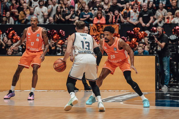 easyCredit Basketball Bundesliga, 5. Spieltag, Niners Chemnitz -Bayern München 10.10.2026 ab 16:00 Uhr Chemnitz, Chemnitz Arena Im Foto: 17 Darion Atkins, 13 Andreas Obst, 20 Urald King easyCredit Basketball Bundesliga, 5. Spieltag, Niners Chemnitz - Bayern München Chemnitz Sachsen Deutschland Copyright: xEHLxMedia MichelxKöhlerx 20261010-Niners-Chemnitz-Bayern-M__nchen-120