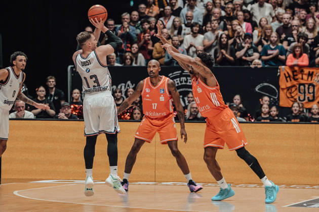 easyCredit Basketball Bundesliga, 5. Spieltag, Niners Chemnitz -Bayern München 10.10.2026 ab 16:00 Uhr Chemnitz, Chemnitz Arena Im Foto: 17 Darion Atkins, 13 Andreas Obst, 20 Urald King easyCredit Basketball Bundesliga, 5. Spieltag, Niners Chemnitz - Bayern München Chemnitz Sachsen Deutschland Copyright: xEHLxMedia MichelxKöhlerx 20261010-Niners-Chemnitz-Bayern-M__nchen-121