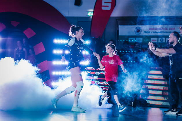 Im Bild: Spielereinlauf Raeven Chase (2, Dresdner SC) 10.10.2026, Dresdner SC - Allianz MTV Stuttgart, DEKRA 1. Bundesliga Frauen, Volleyball, Deutschland, Dresden, Cyberport Arena Copyright: HMBxMedia xEtiennexSchlick