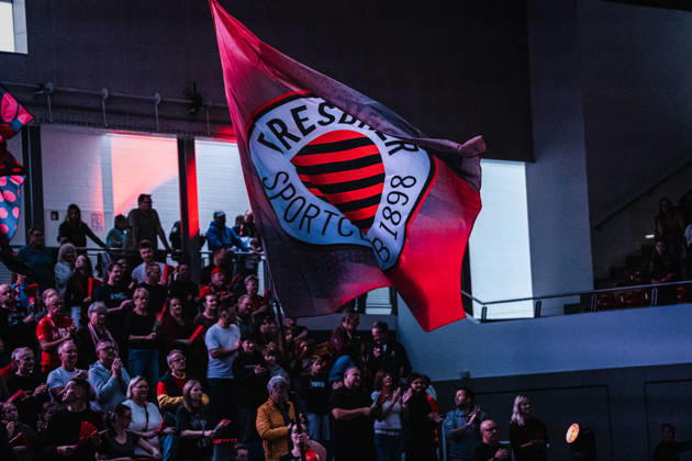 Im Bild: Dresdner SC Flagge 10.10.2026, Dresdner SC - Allianz MTV Stuttgart, DEKRA 1. Bundesliga Frauen, Volleyball, Deutschland, Dresden, Cyberport Arena Copyright: HMBxMedia xEtiennexSchlick